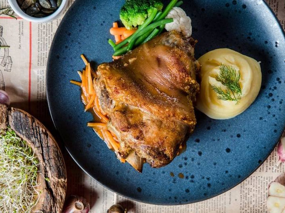 Golonka pieczona z puree i mikrozielem