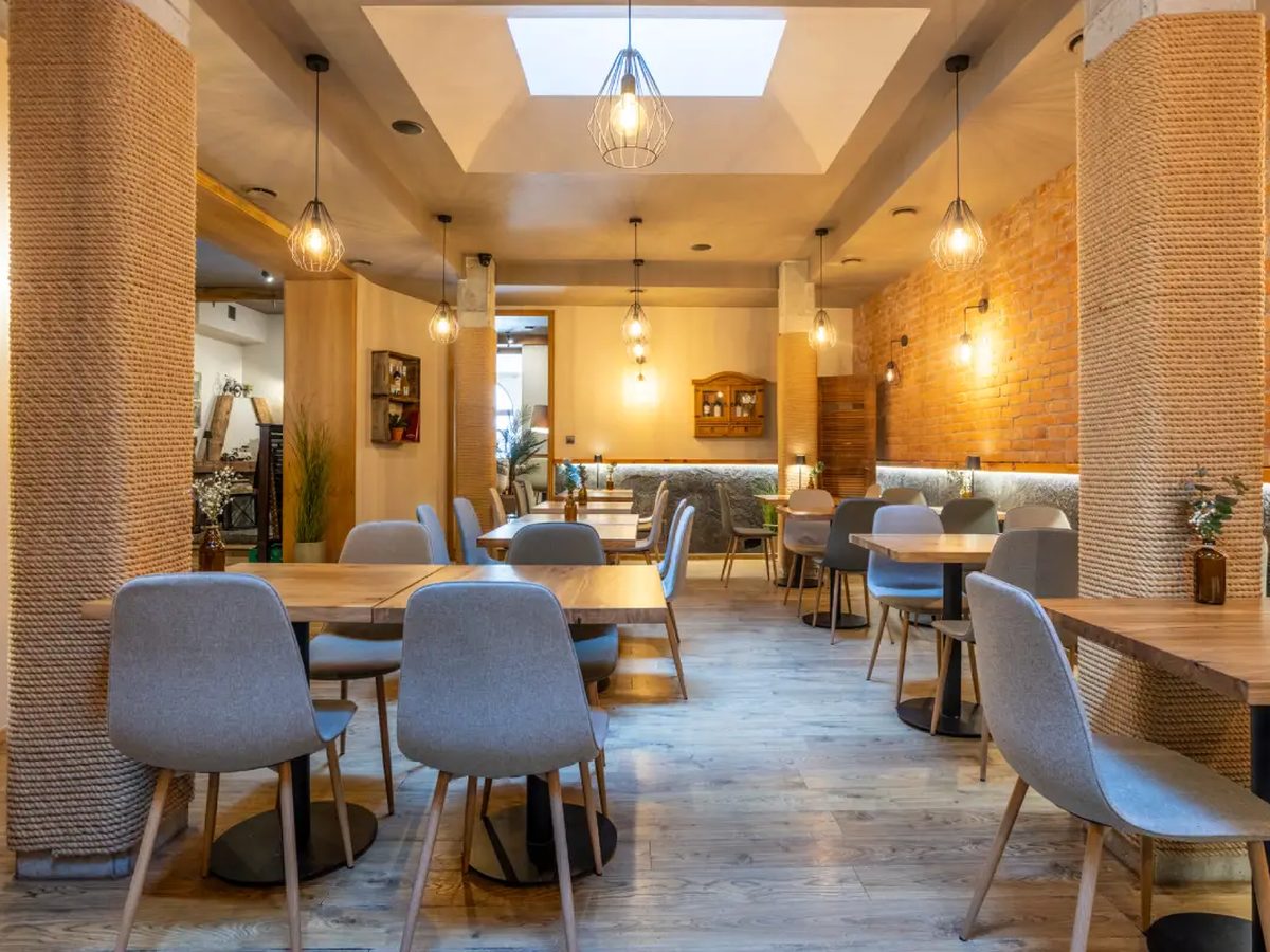 Sala restauracyjna z cegłą i lampami